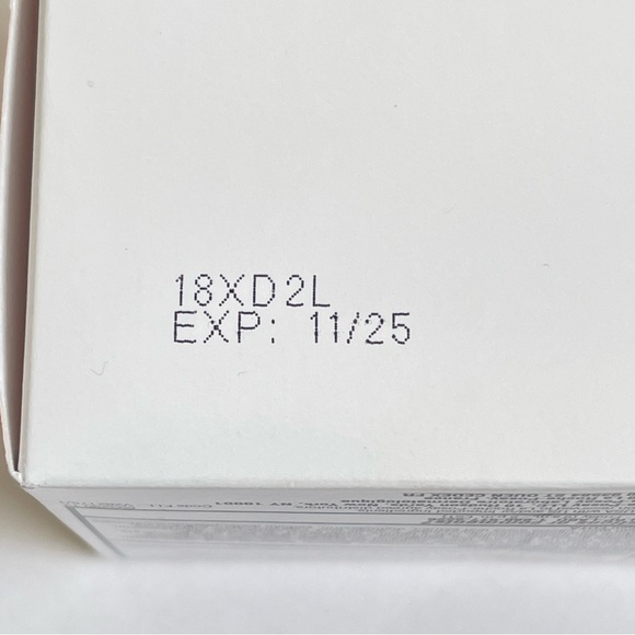 La Roche Posay Anthelios 70 UV Correct Daily Sunscreen Box of 20 0.17 fl oz 5ml - Picture 6 of 10